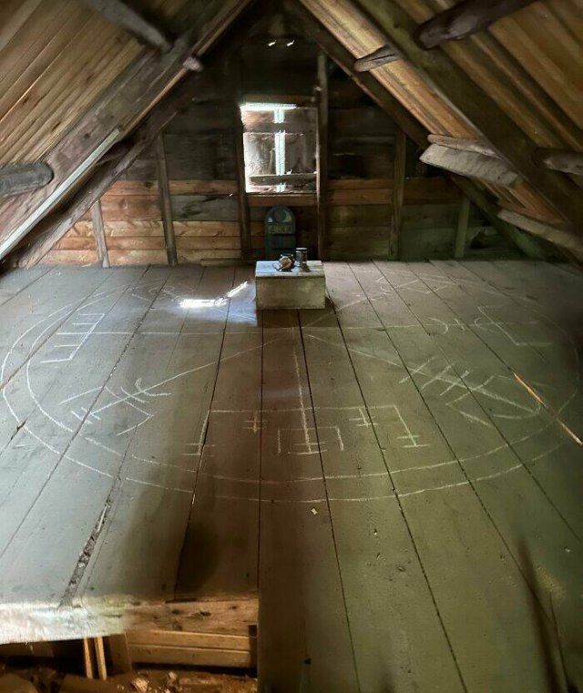 Creepy Finds In New Home (21 pics)