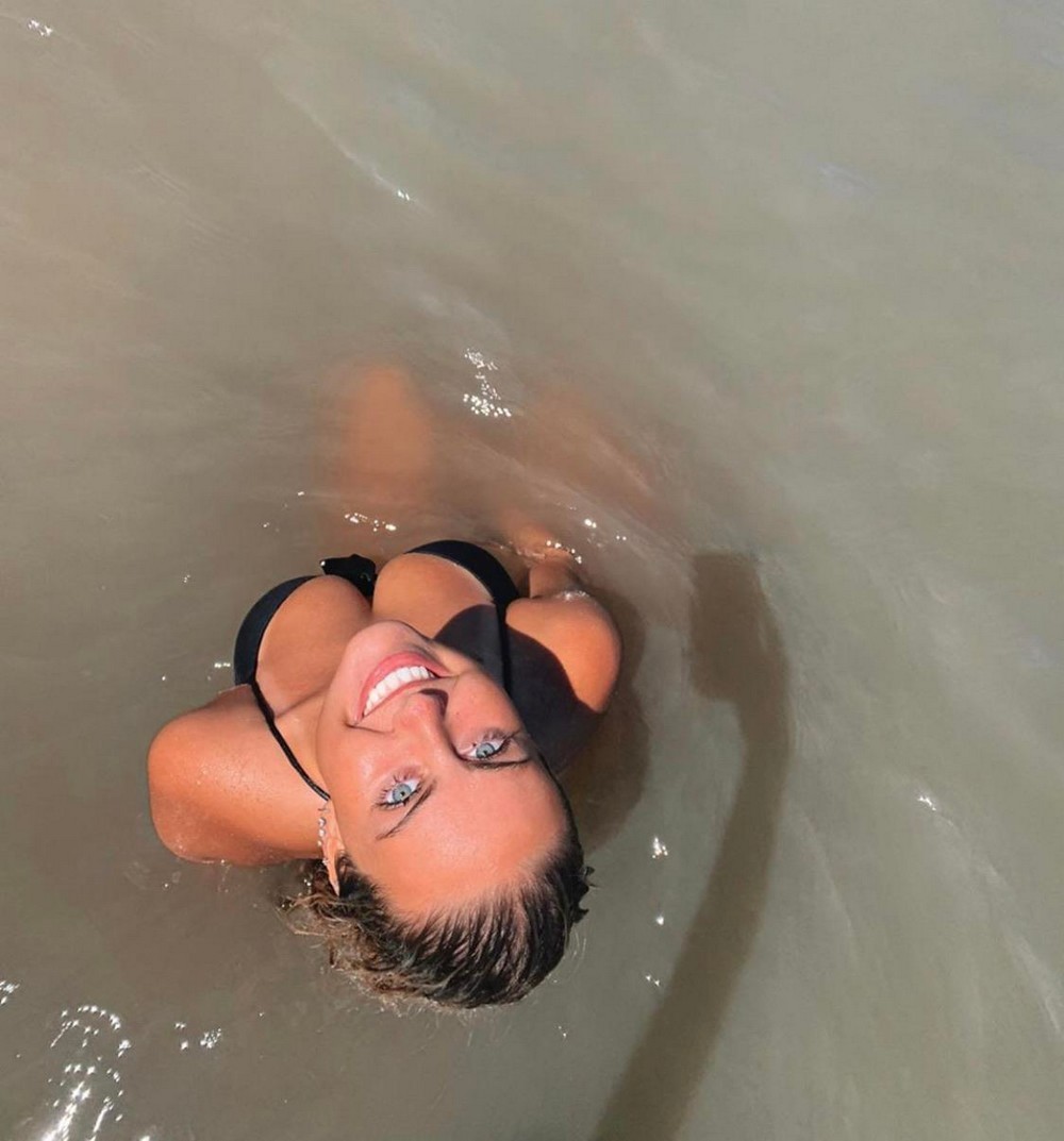 Wet Girls (20 pics)
