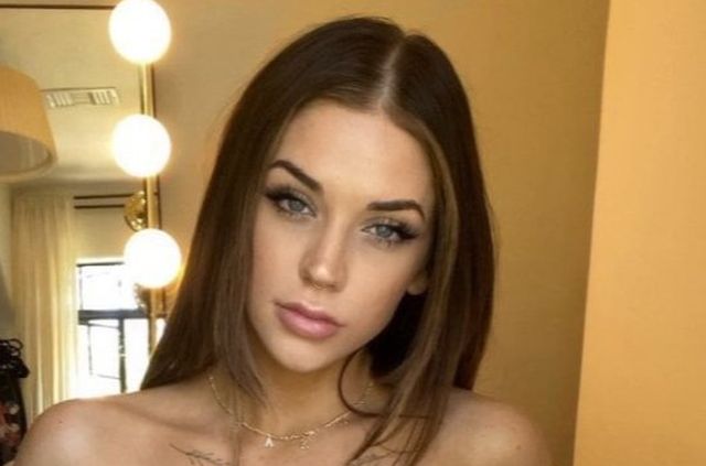 Girls With Handbras  (29 pics)