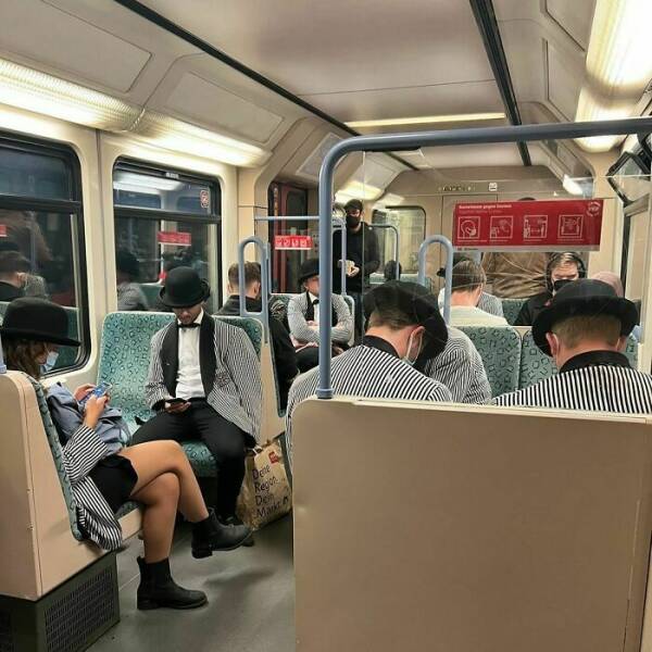 Odd People In The Subway (25 pics)