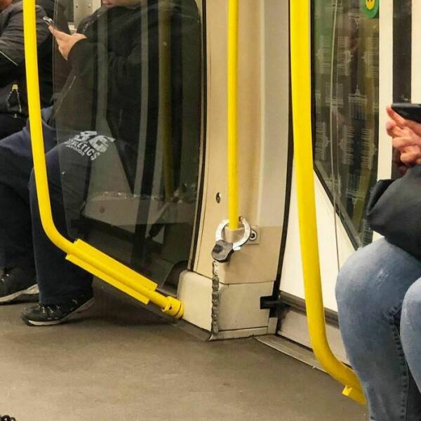 Odd People In The Subway (25 pics)