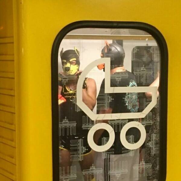 Odd People In The Subway (25 pics)