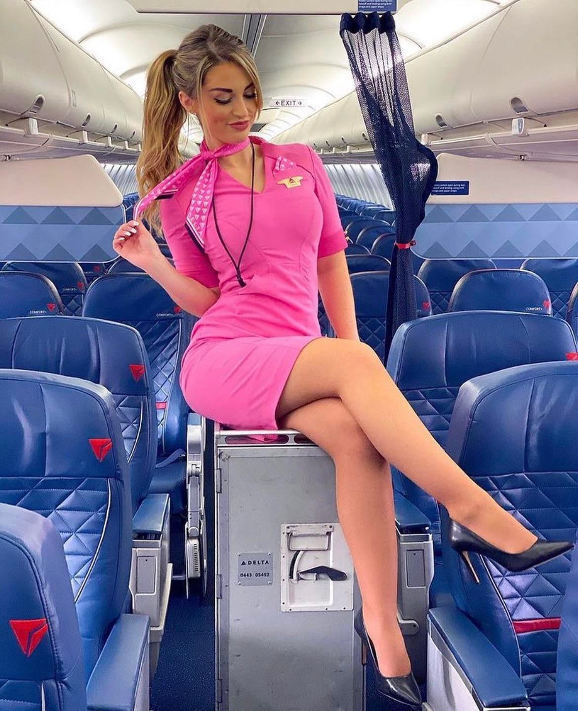 Hot Flight Attendants (25 pics)