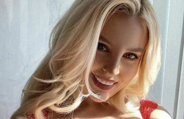 Busty Girls (44 pics)