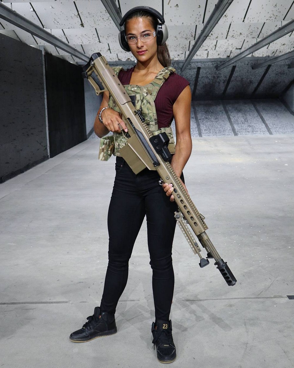 Girls With Guns (20 pics)