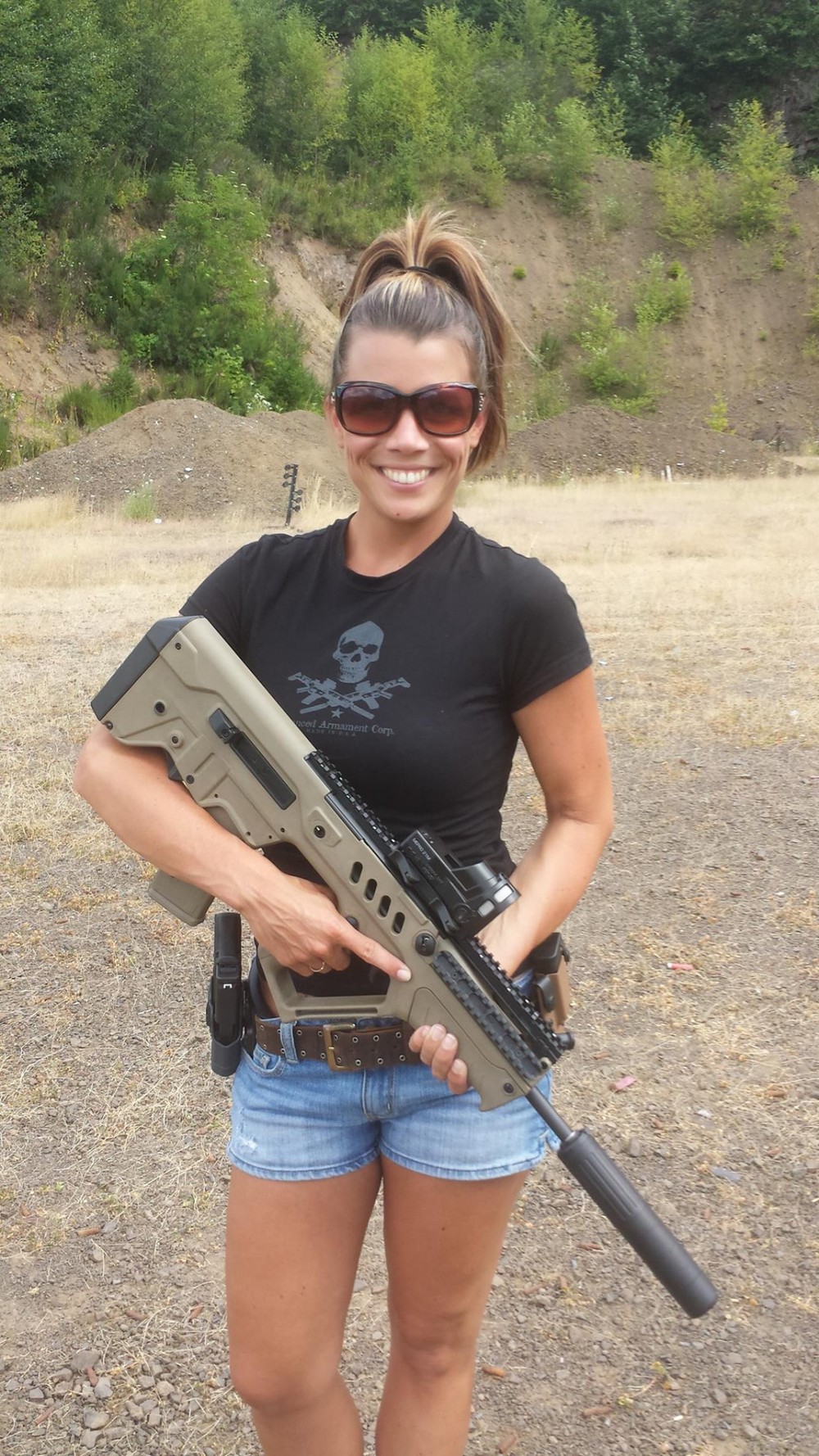 Girls With Guns (20 pics)