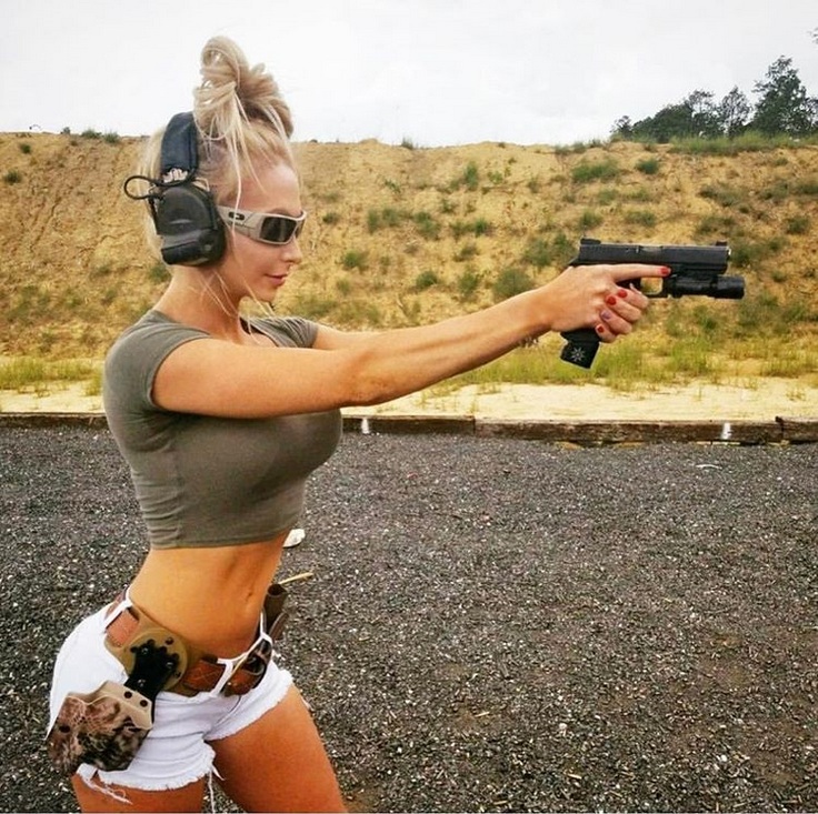 Girls With Guns (20 pics)