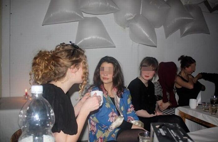 Attention To The Background (13 pics)