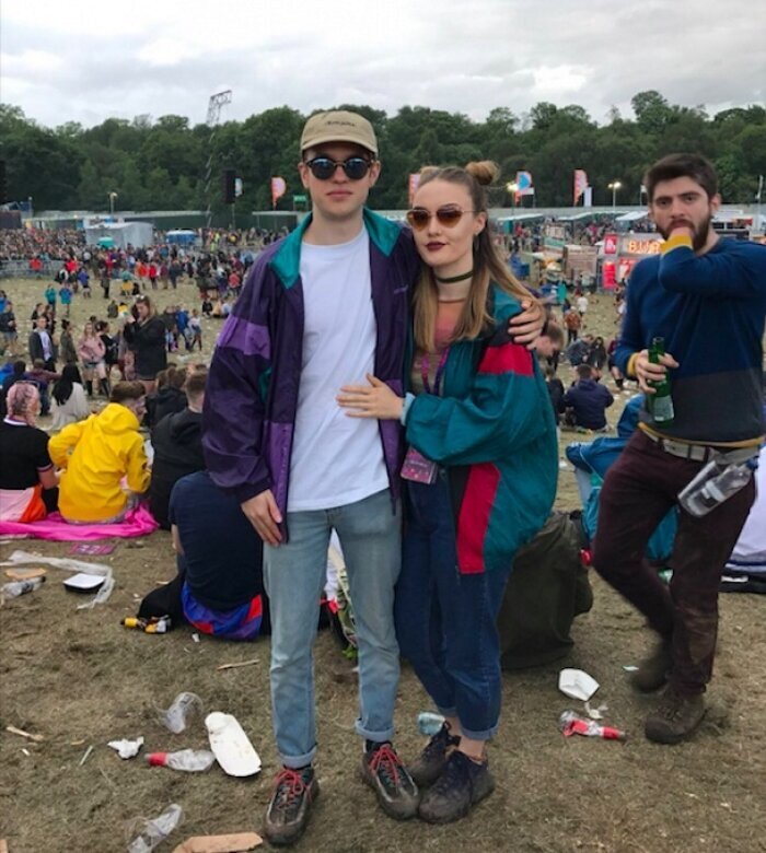 Attention To The Background (13 pics)