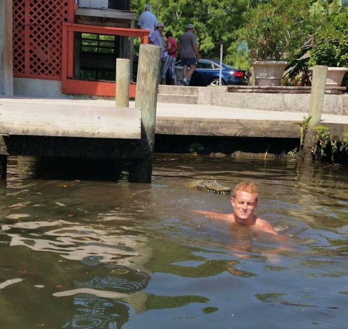 Attention To The Background (13 pics)