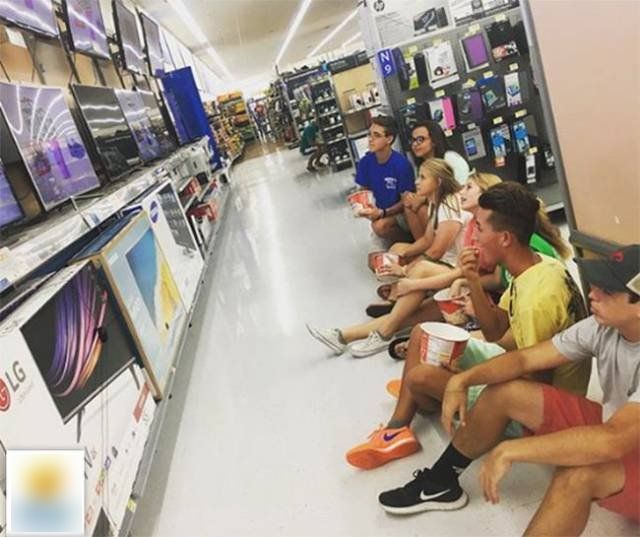 Strange People In Shops (47 pics)