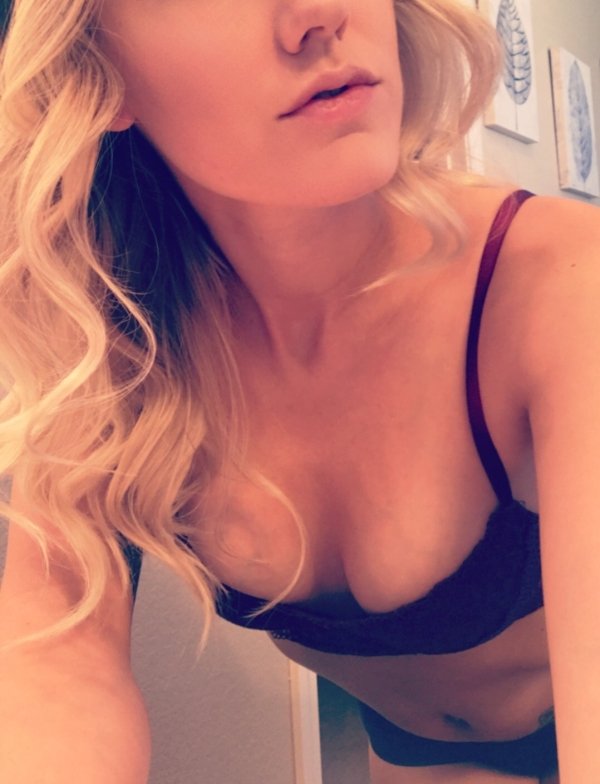 Girls At Work (20 pics)