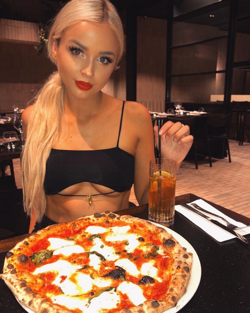 Girls And Pizza (18 pics)