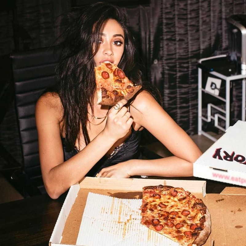 Girls And Pizza (18 pics)