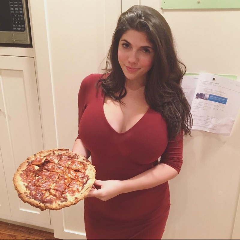 Girls And Pizza (18 pics)