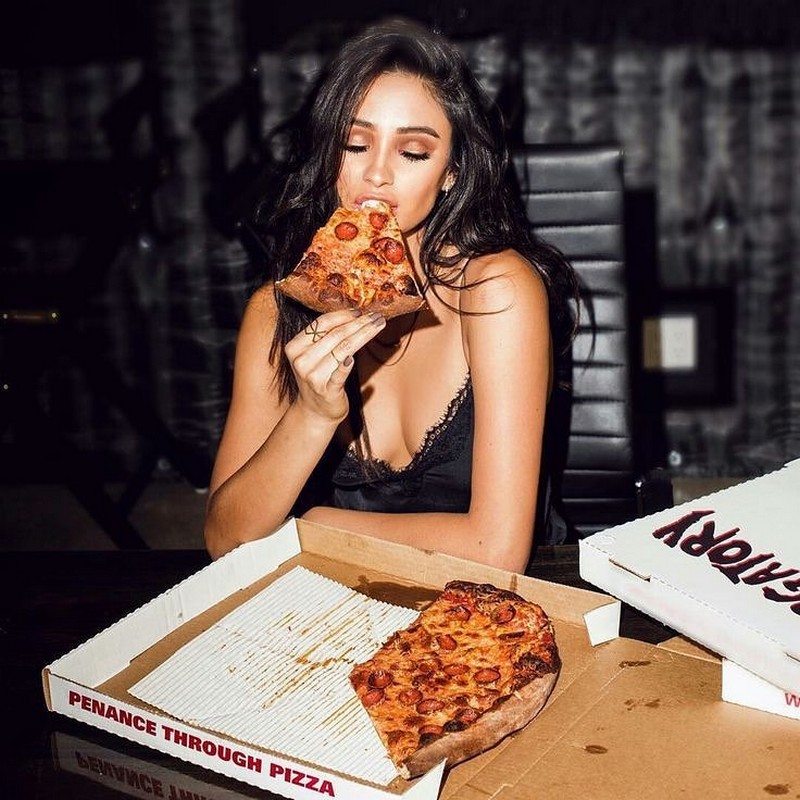 Girls And Pizza (18 pics)