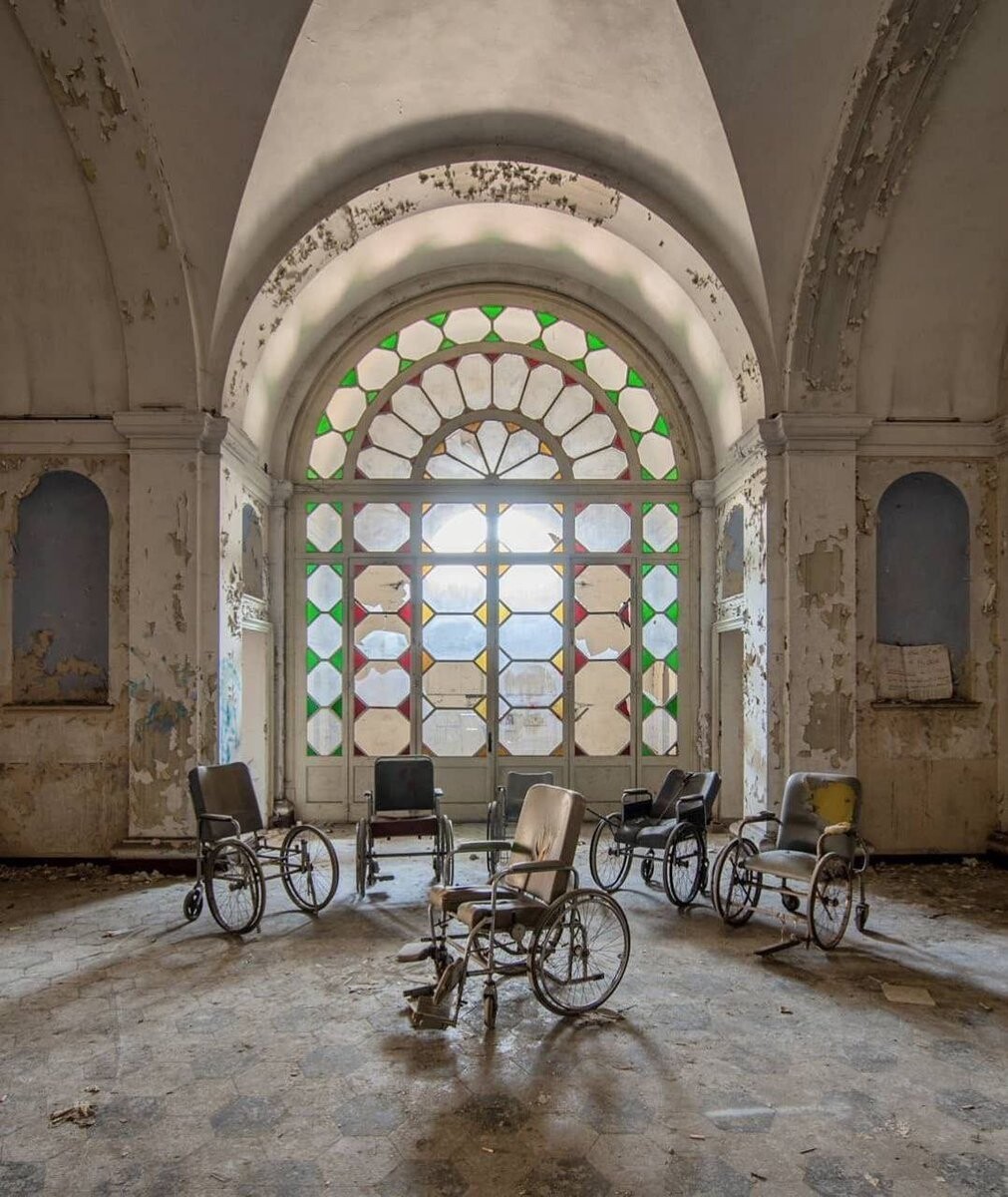 Beautiful And Scary Abandoned Places (20 pics)