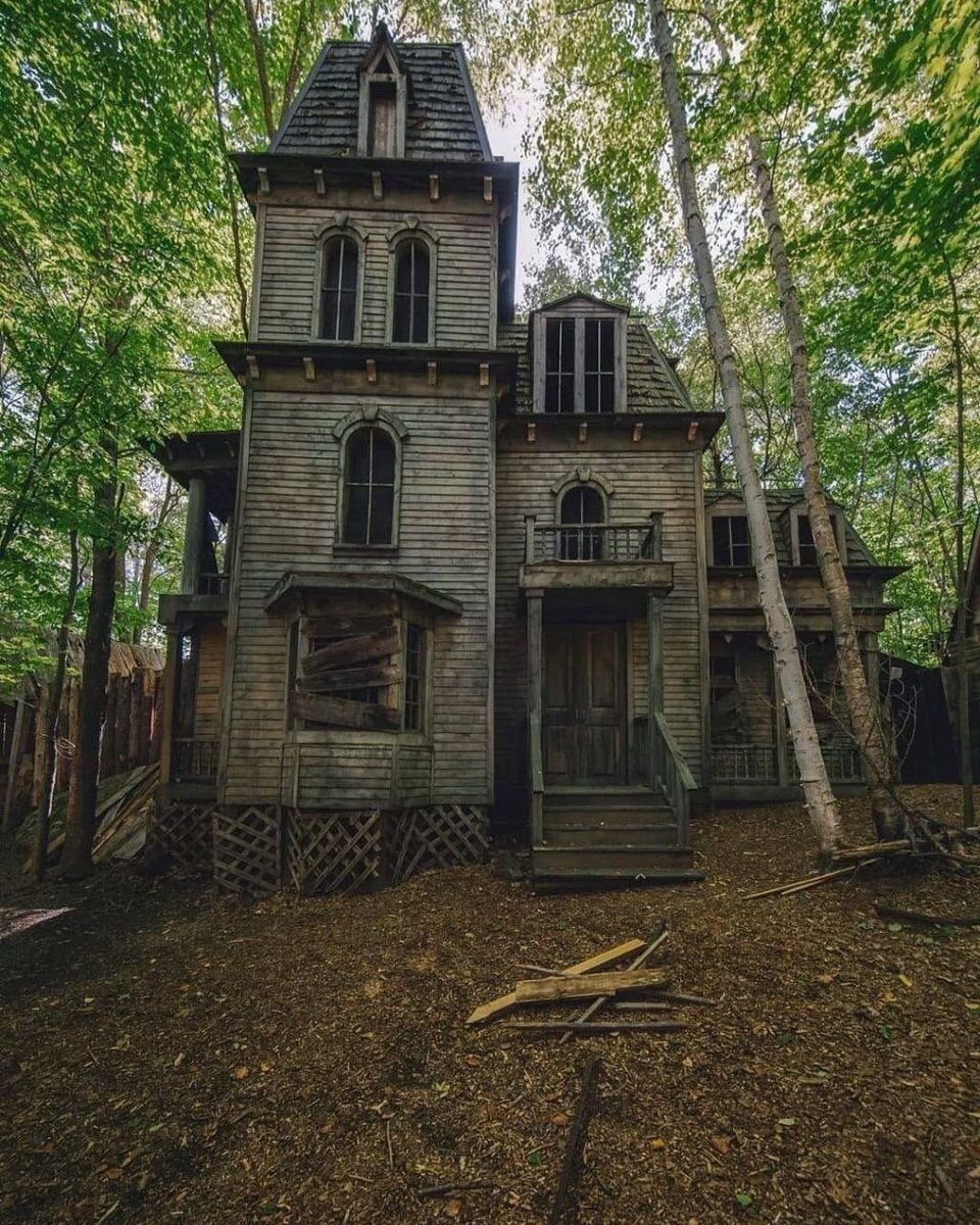 Beautiful And Scary Abandoned Places (20 pics)