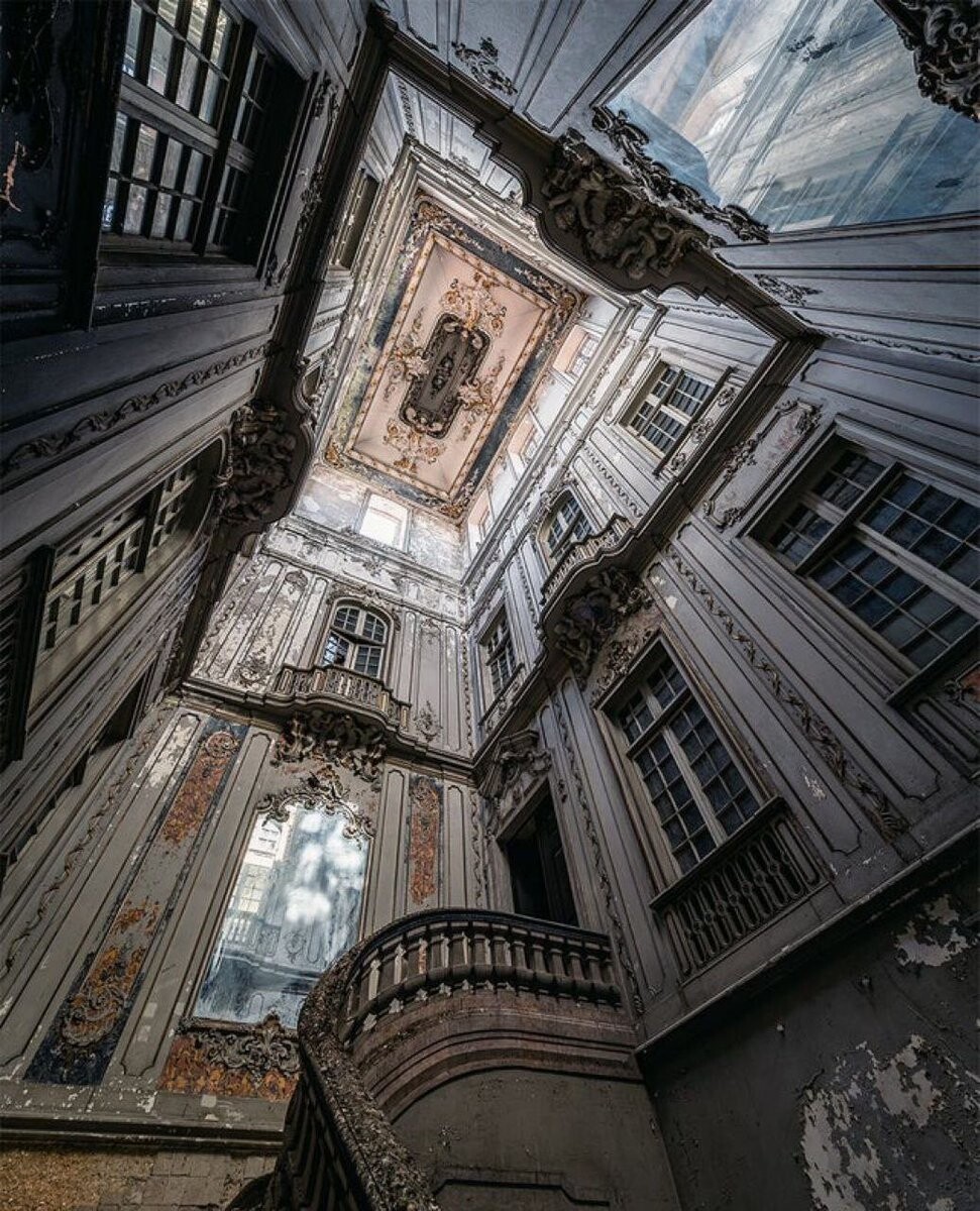 Beautiful And Scary Abandoned Places (20 pics)