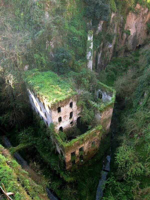 Beautiful And Scary Abandoned Places (20 pics)