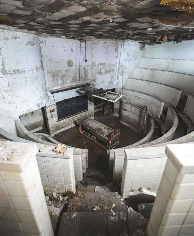 Beautiful And Scary Abandoned Places (20 pics)