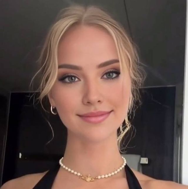 Busty Girls (43 pics)