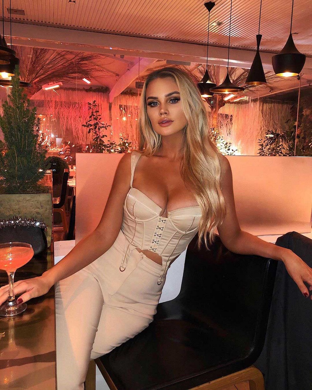 Girls In Corsets (20 pics)
