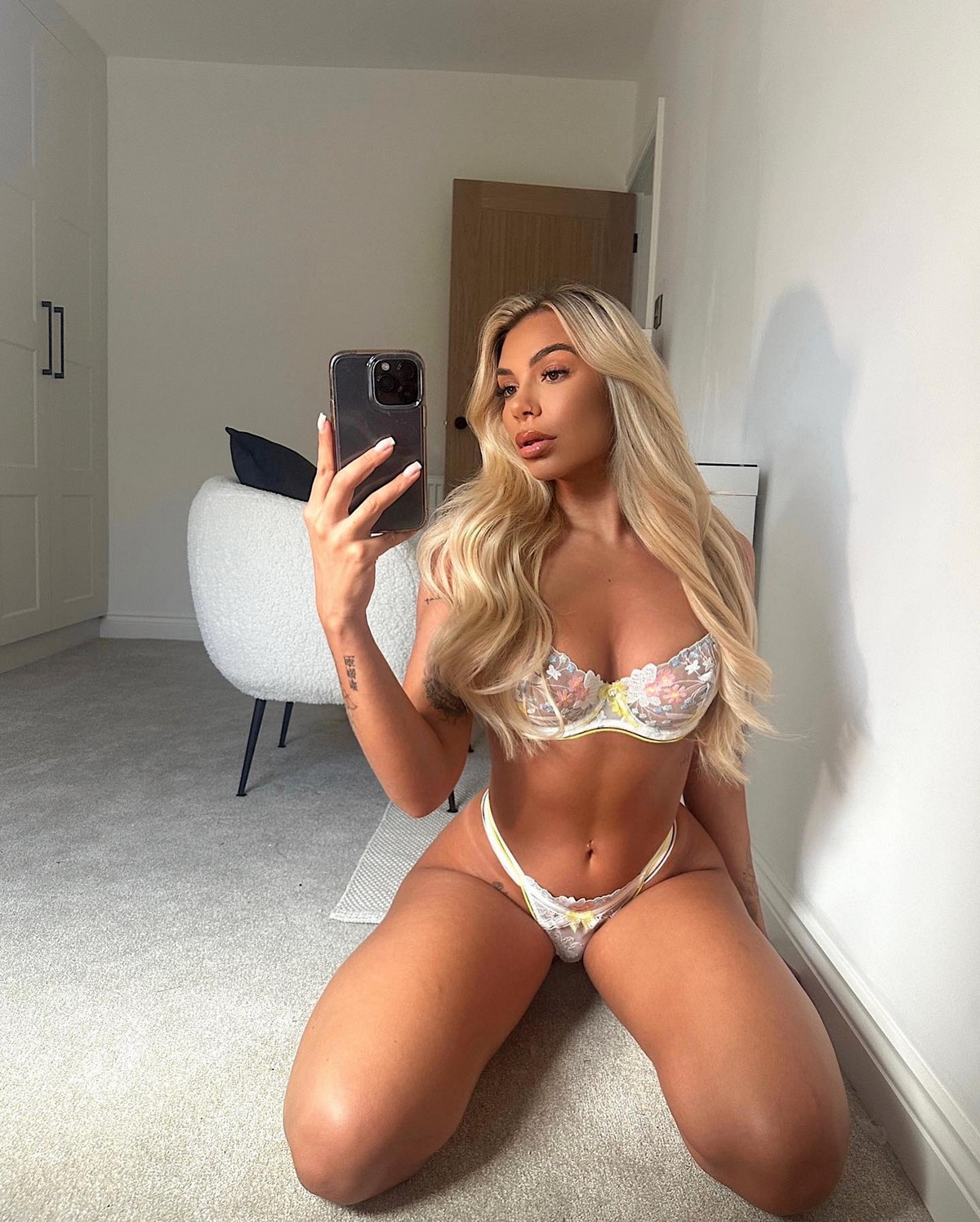 Selfie Girls (20 pics)