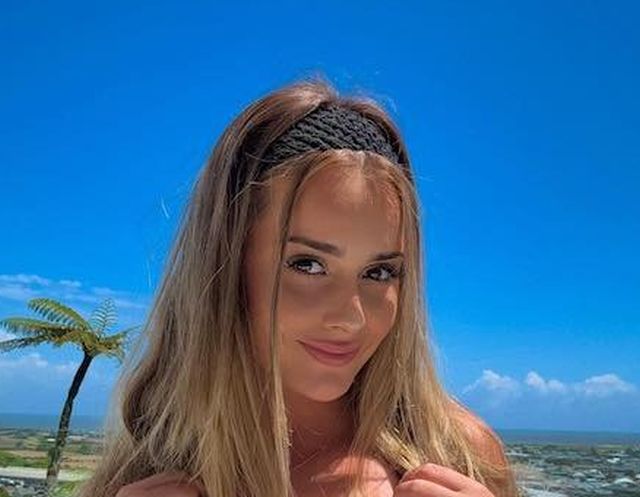 Busty Girls (27 pics)