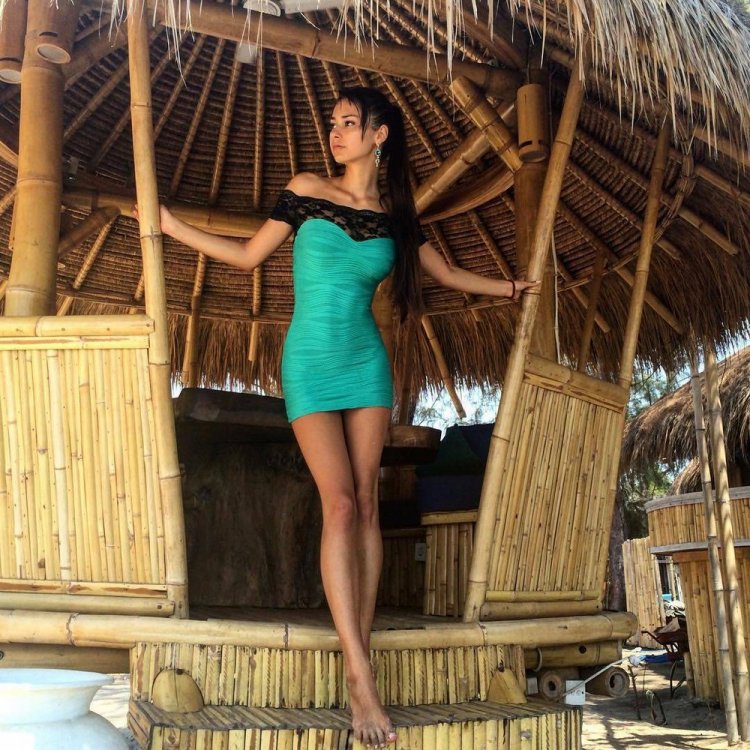 Girls In Dresses (20 pics)