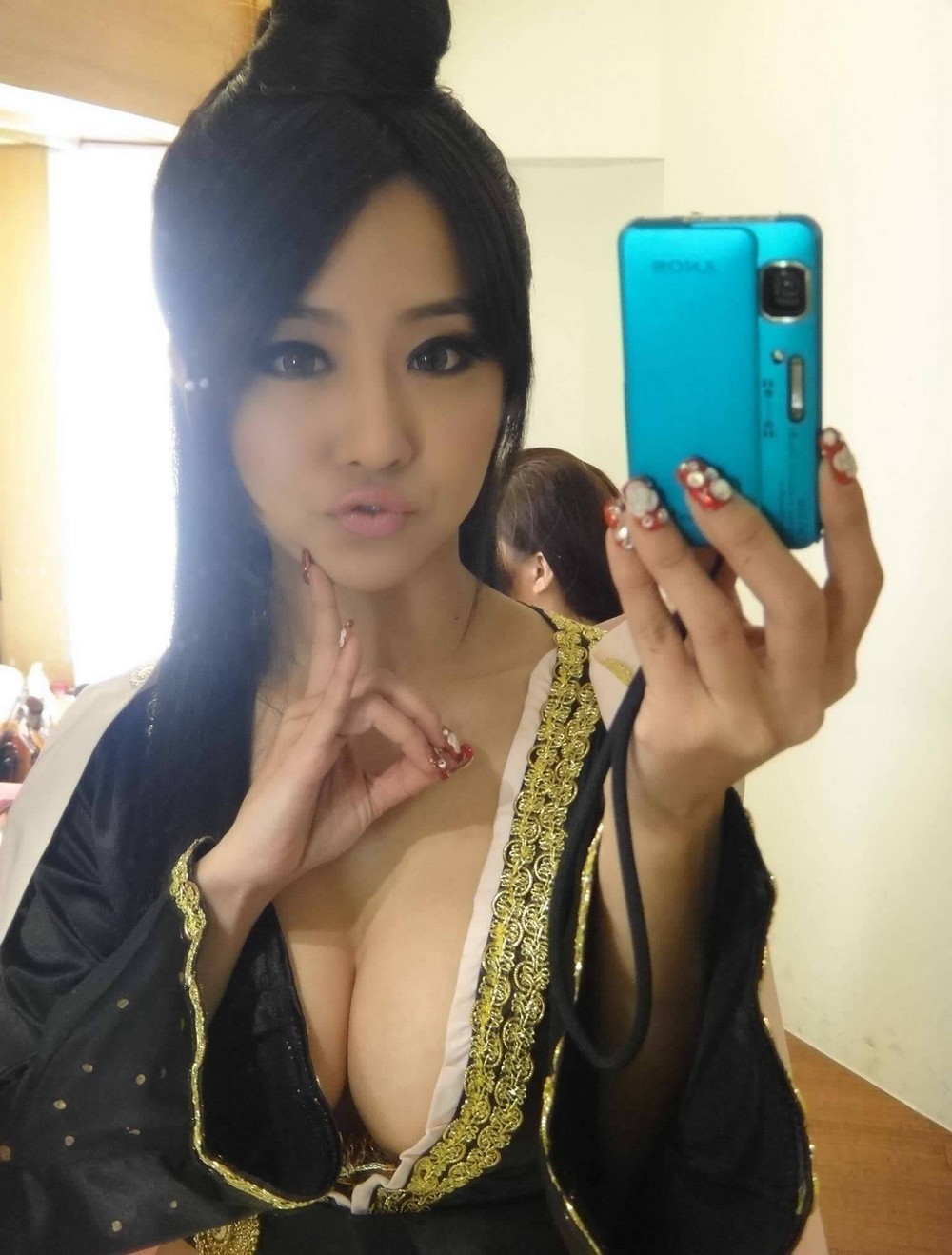 Busty Girls (20 pics)