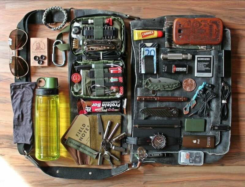 People Share Their Forest Survival Kits (20 pics)