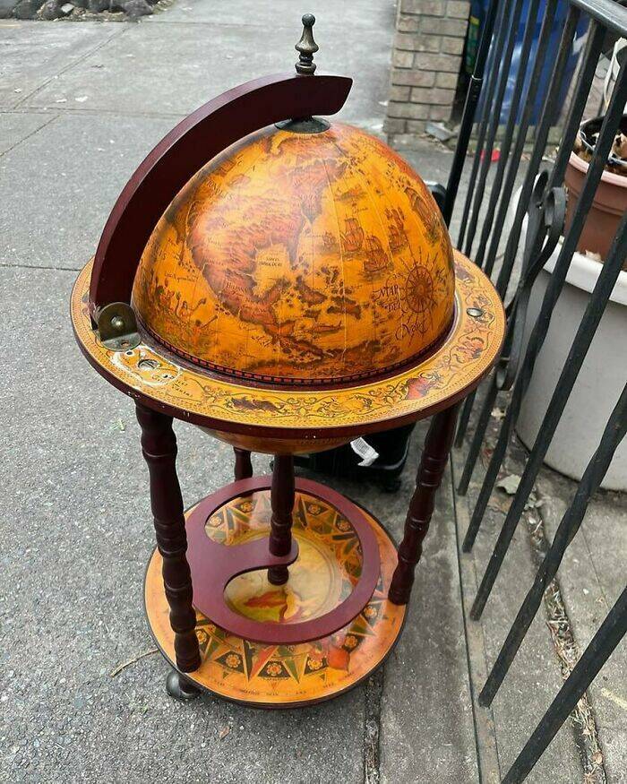 Cool Roadside Finds (22 pics)