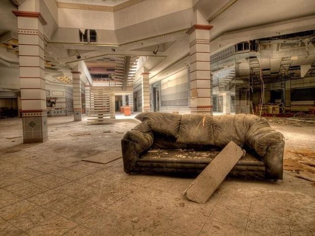 Abandoned Shopping Centers (20 pics)