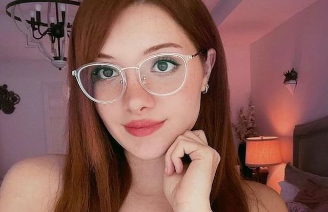 Girls In Glasses (32 pics)