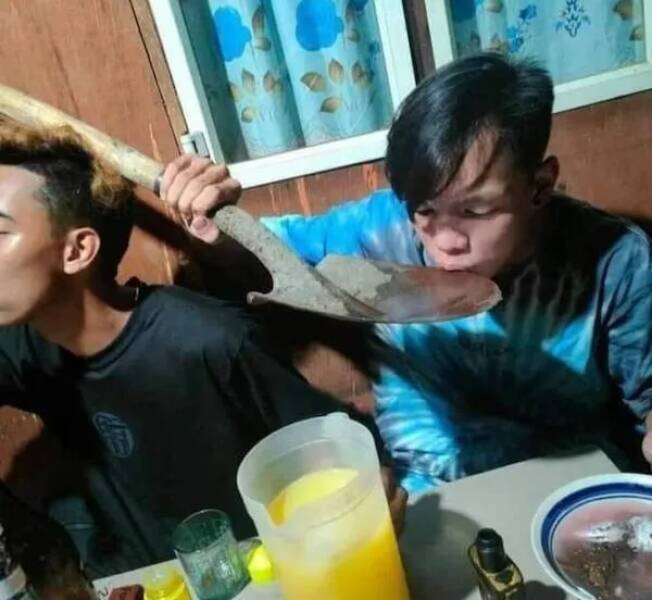 What Is Going On Here? (20 pics)