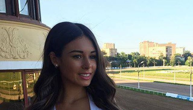 Girls In Dresses (20 pics)