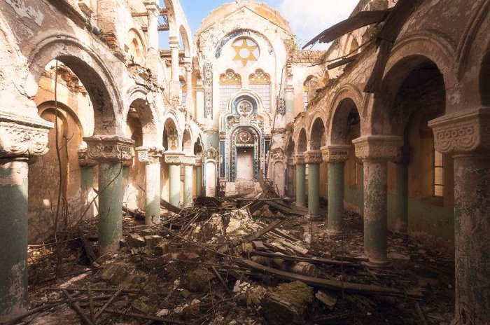 Beautiful Abandoned Places (19 pics)