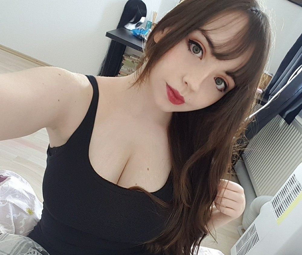 Busty Girls (20 pics)