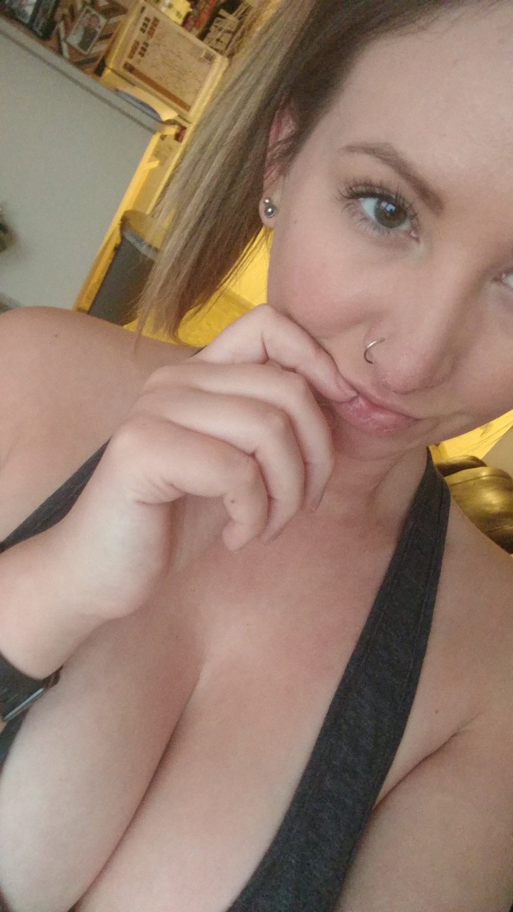 Busty Girls (20 pics)