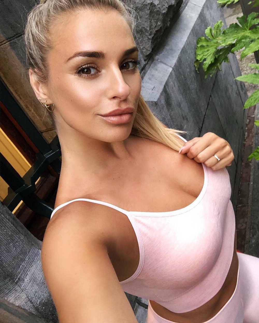 Girls In White Shirts (20 pics)