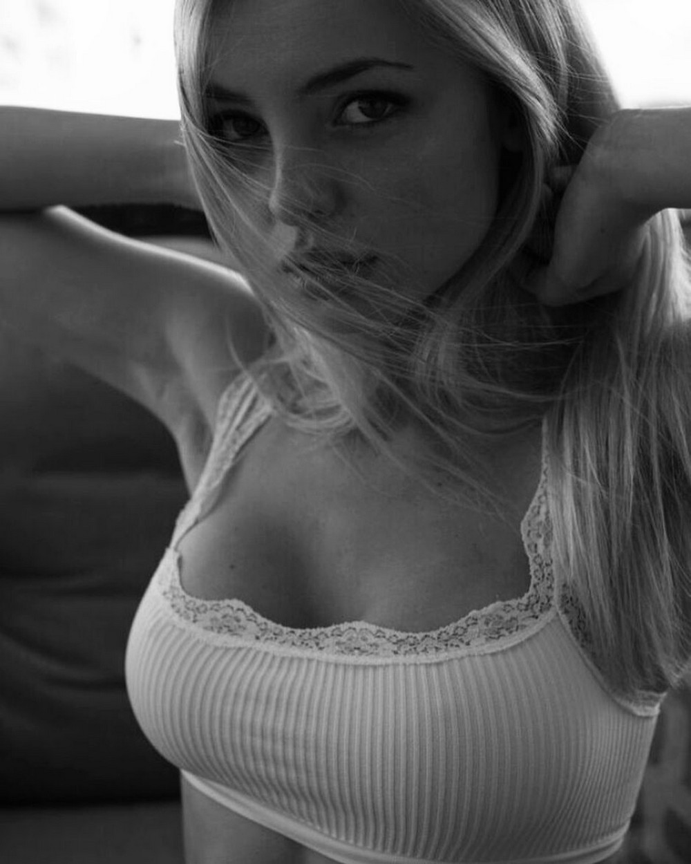Girls In White Shirts (20 pics)