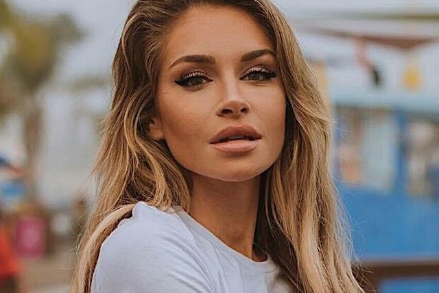Girls In White Shirts (20 pics)