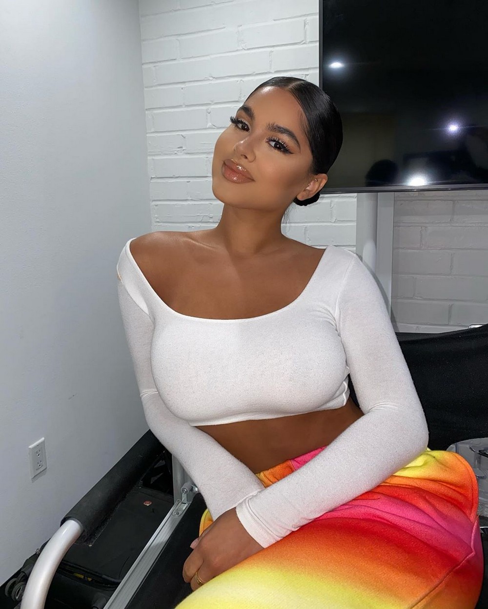 Girls In White Shirts (20 pics)
