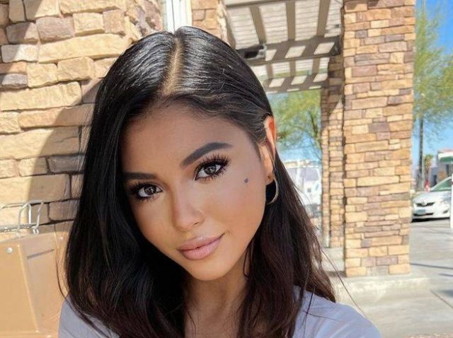 Busty Girls (20 pics)