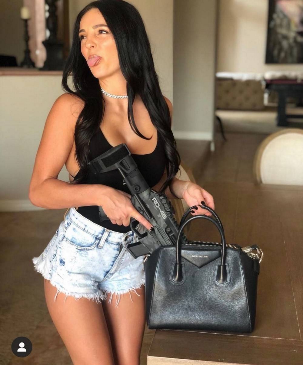 Girls With Guns (20 pics)