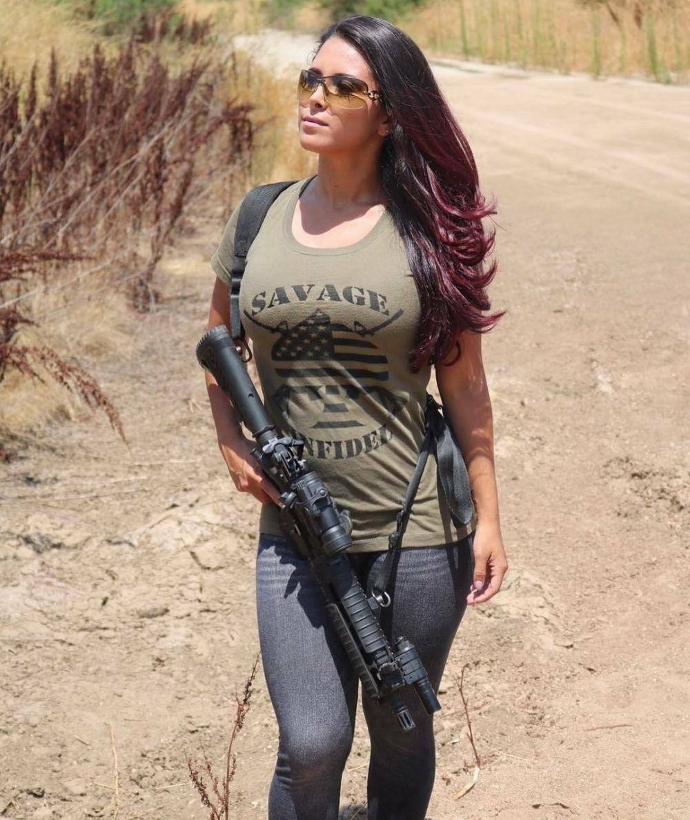 Girls With Guns (20 pics)