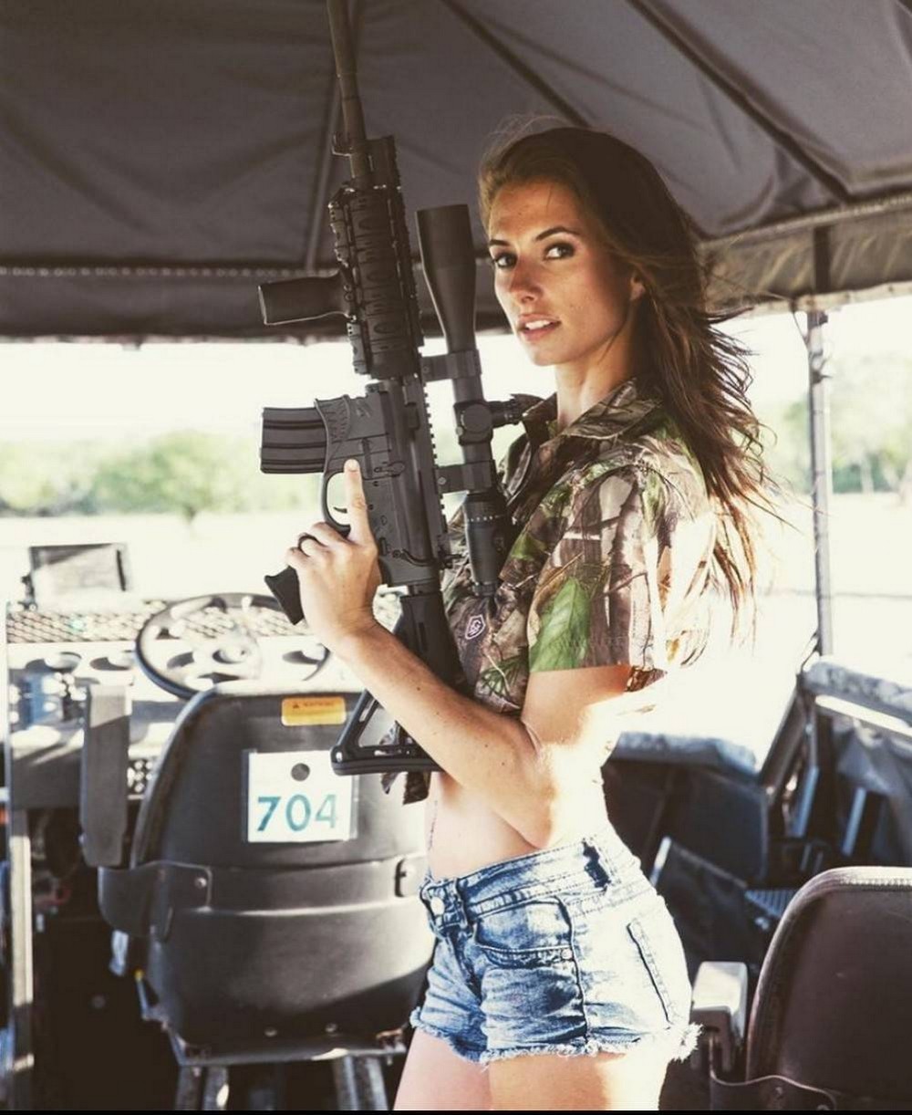 Girls With Guns (20 pics)