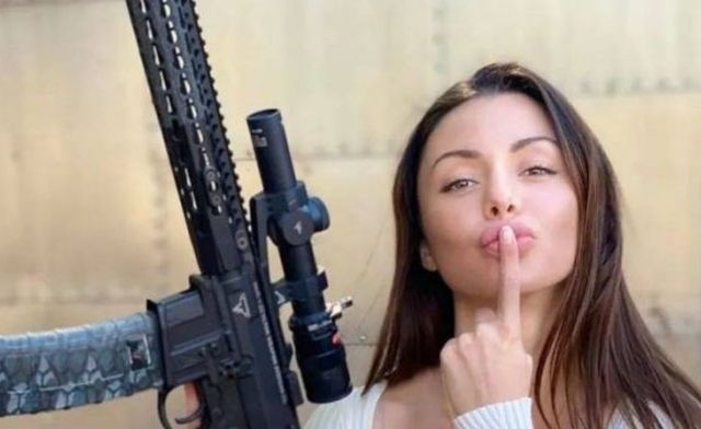 Girls With Guns (37 pics)