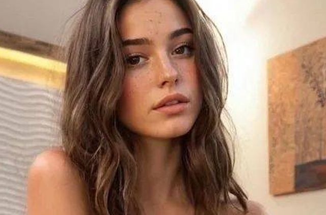 Busty Girls (30 pics)